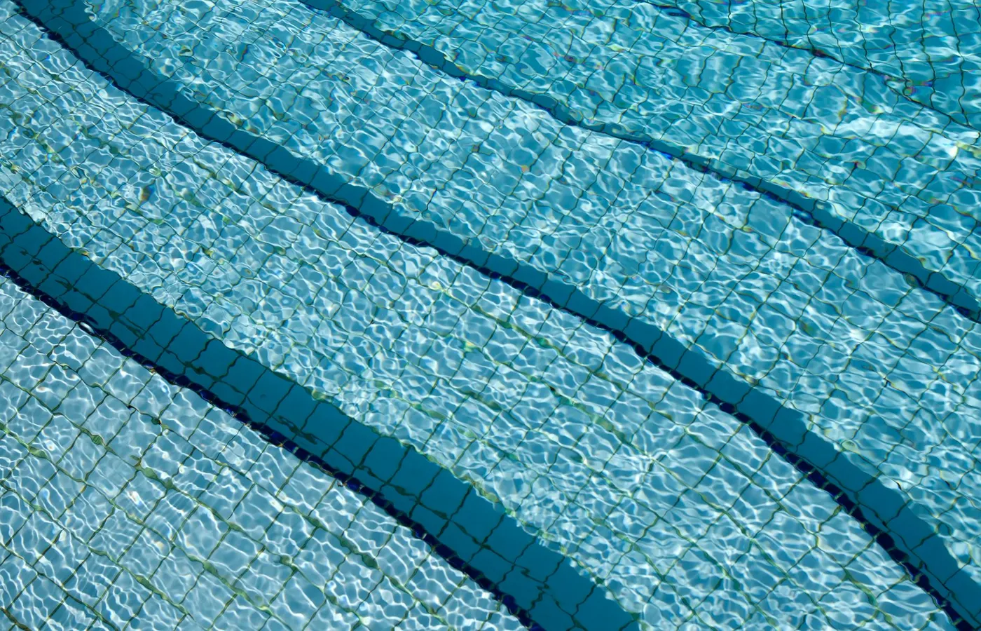 Eau claire d'une piscine acrylique
