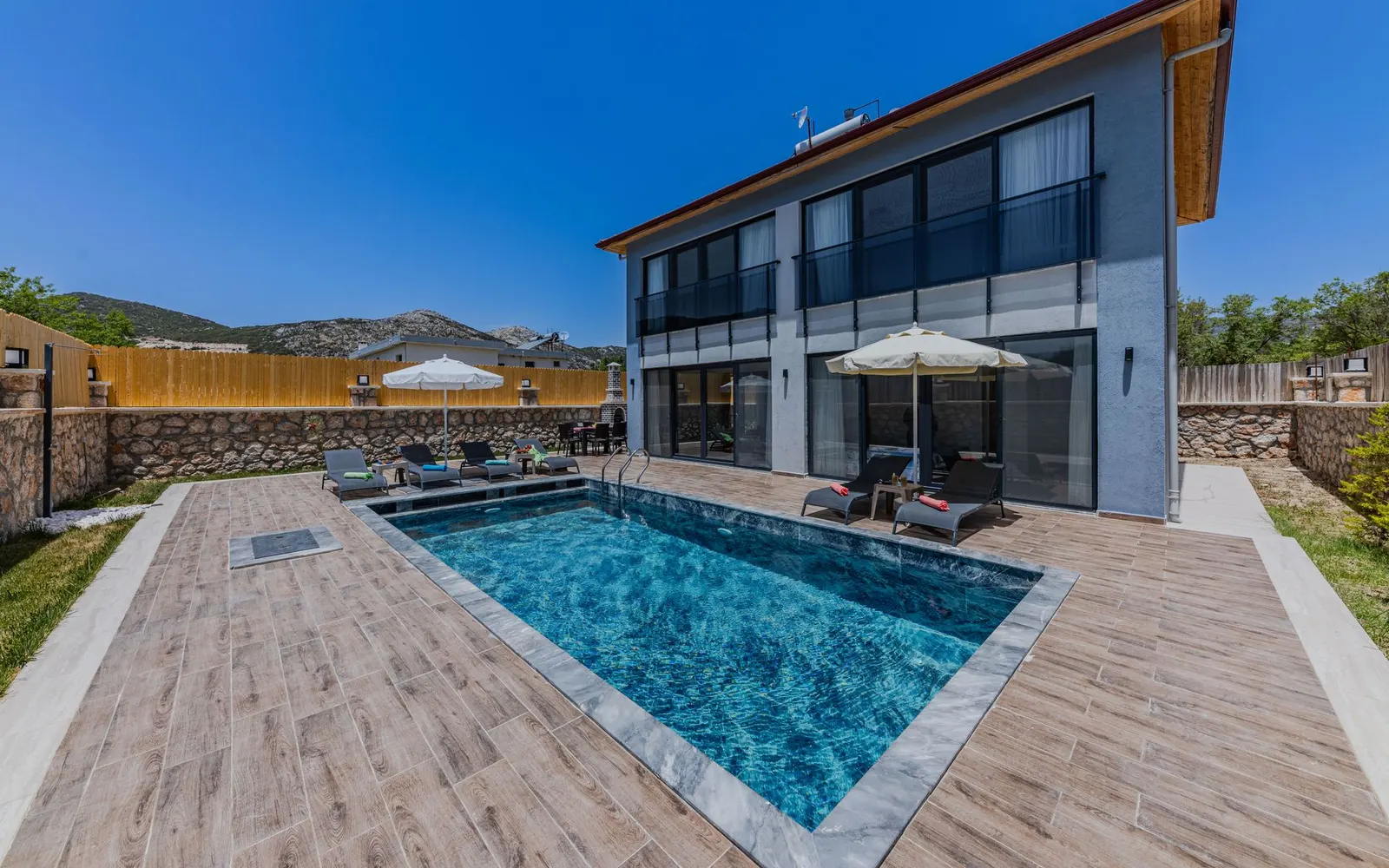 Margelles, terrasse, plage : aménager les abords de sa piscine