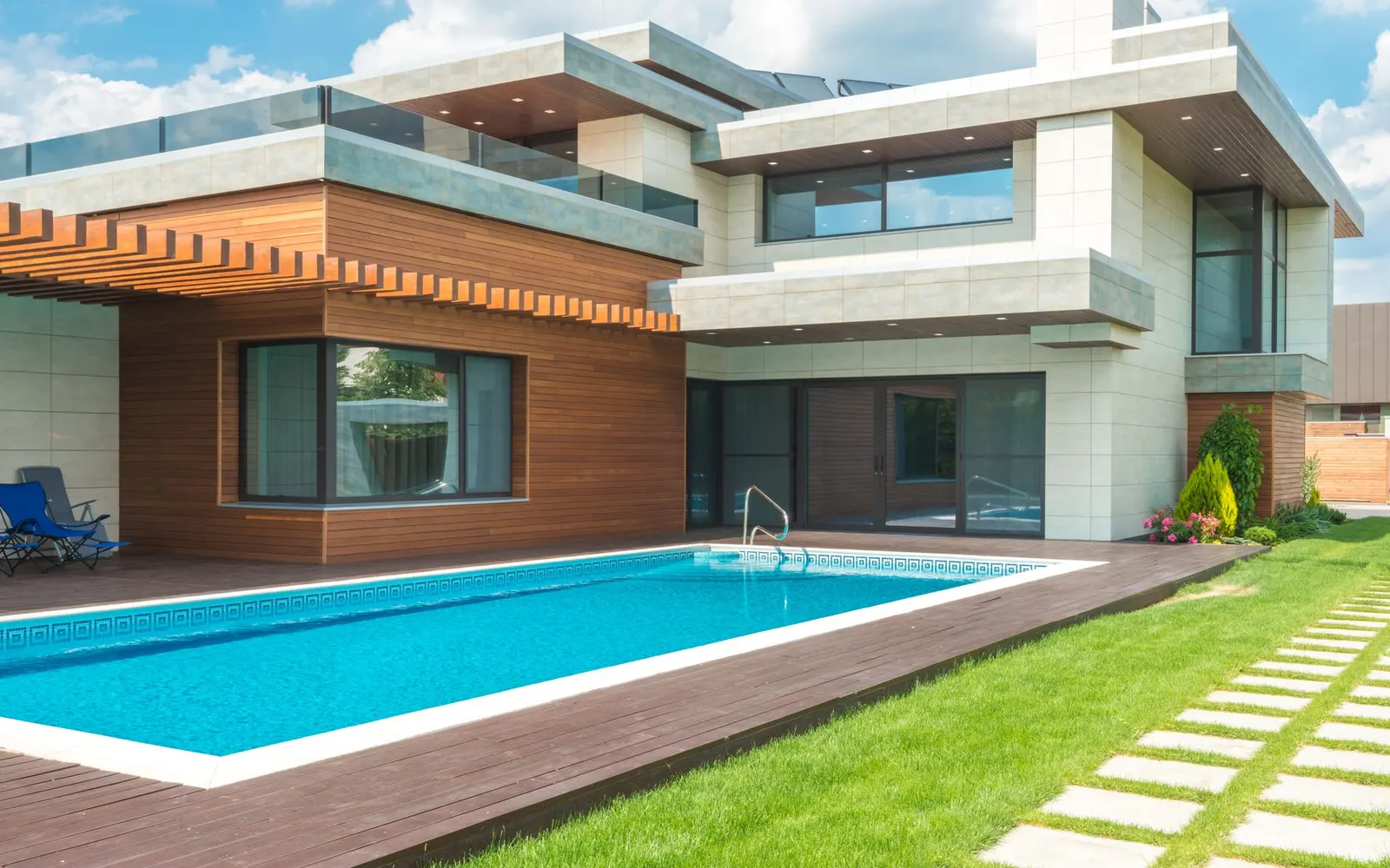Piscine coque ou piscine béton : comment choisir ?