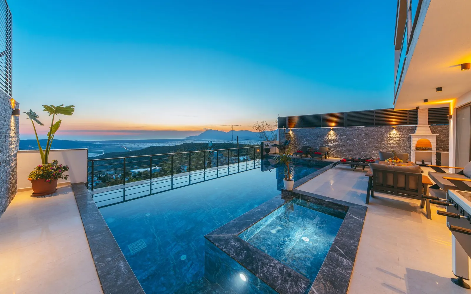 Quelle piscine coque pour un petit jardin ?