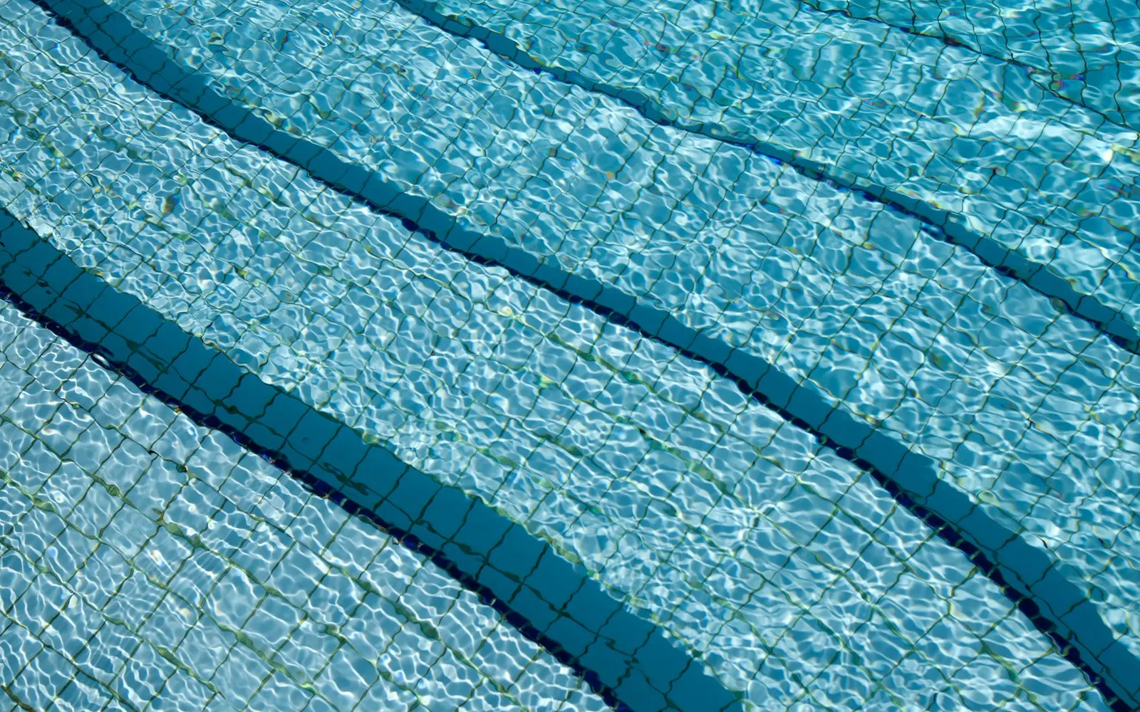 Sel, chlore ou brome : quel traitement pour une piscine coque ?