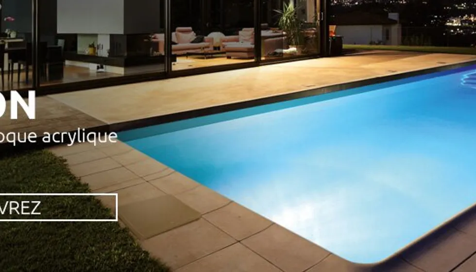 Piscine coque acrylique Océaviva installée dans un jardin